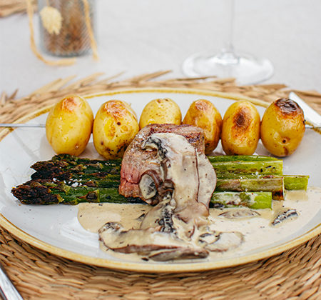 Filet mignon, grenailles, sauce aux champignons et asperges vertes