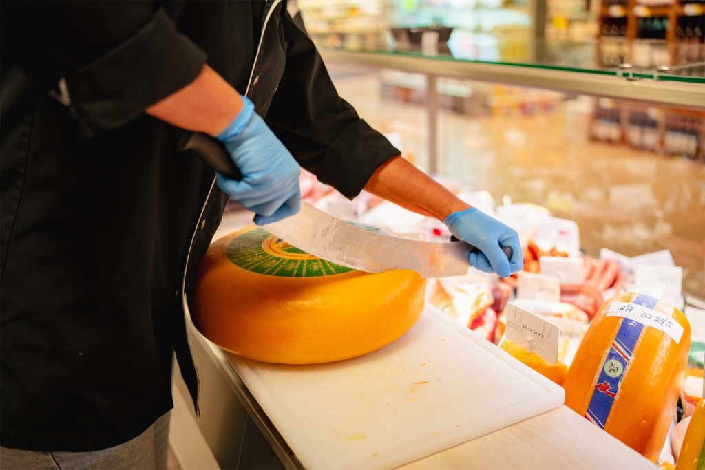 Découpe d'un fromage en roue