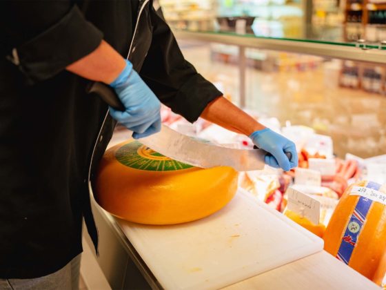 Découpe d'un fromage en roue