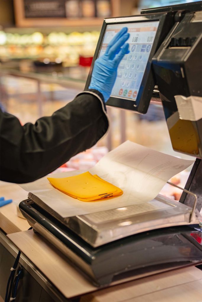 Wiegen von Käse in Scheiben