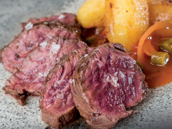 Onglet de bœuf poêlé au beurre, pommes de terre gueulantes, condiments tomates, oignons et cornichons