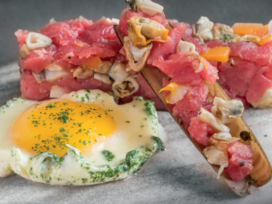 Tartare de bœuf, coques, couteaux et œuf poché